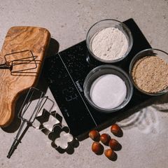 Eine Küchenwaage und Zubehör