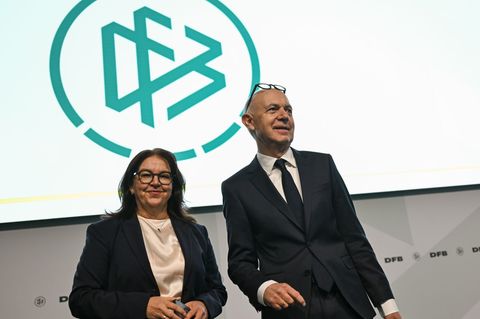 DFB-Spitzenfunktionäre Heike Ullrich und Bernd Neuendorf: großer Schritt für die Frauen-Bundesliga Foto: Arne Dedert/dpa
