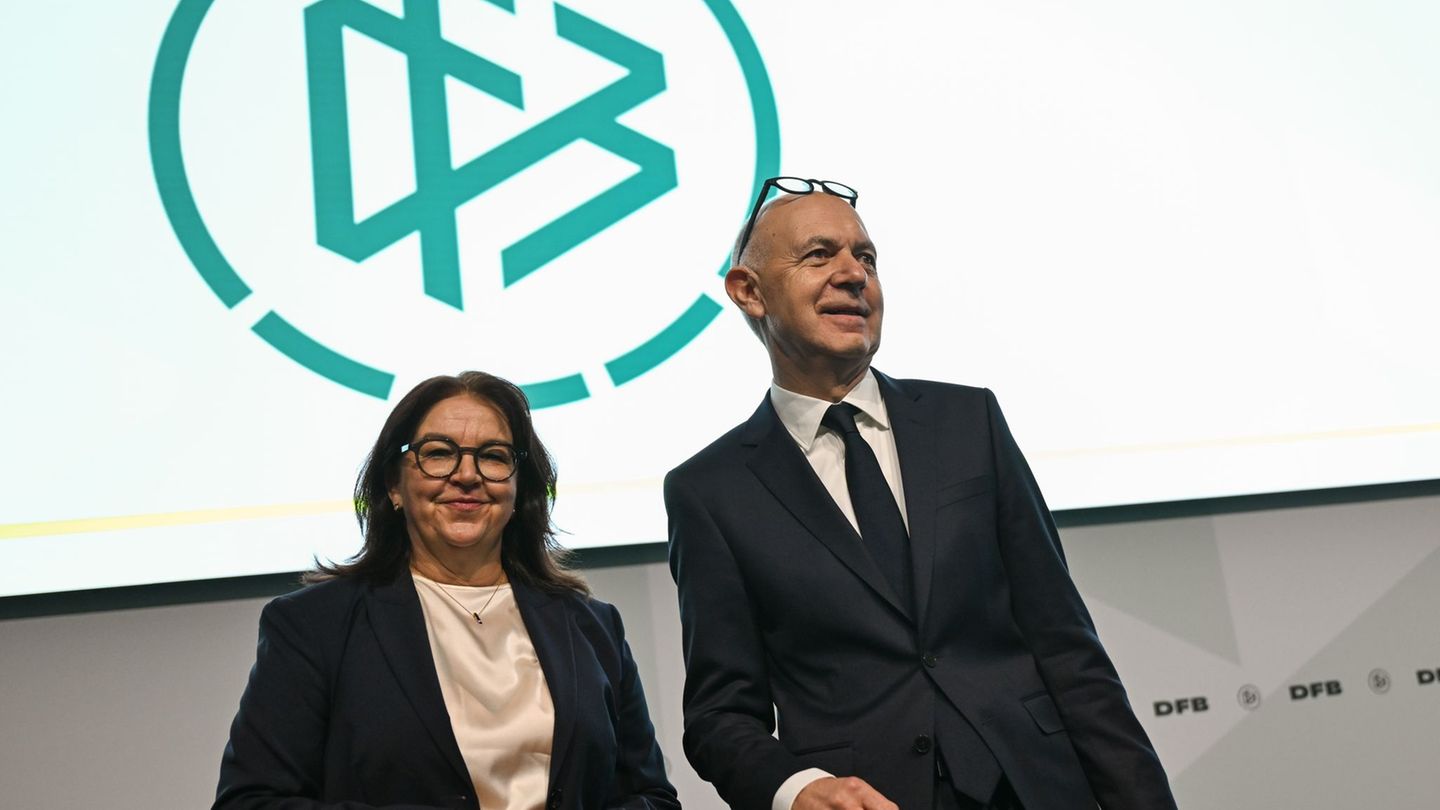DFB-Spitzenfunktionäre Heike Ullrich und Bernd Neuendorf: großer Schritt für die Frauen-Bundesliga Foto: Arne Dedert/dpa