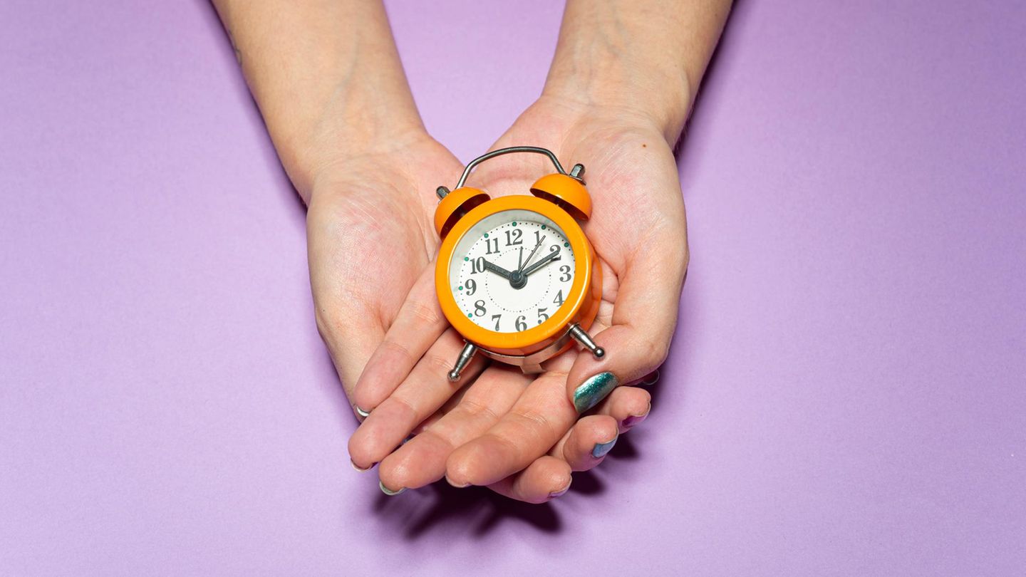 Chronopharmakologie: Hände präsentieren eine Uhr