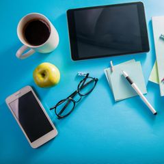 Black Friday Apple Deals: verschiedene Apple Devices auf einem Schreibtisch