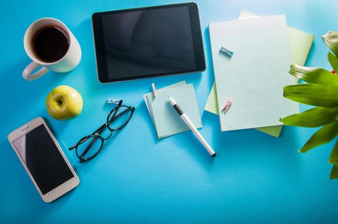 Black Friday Apple Deals: verschiedene Apple Devices auf einem Schreibtisch