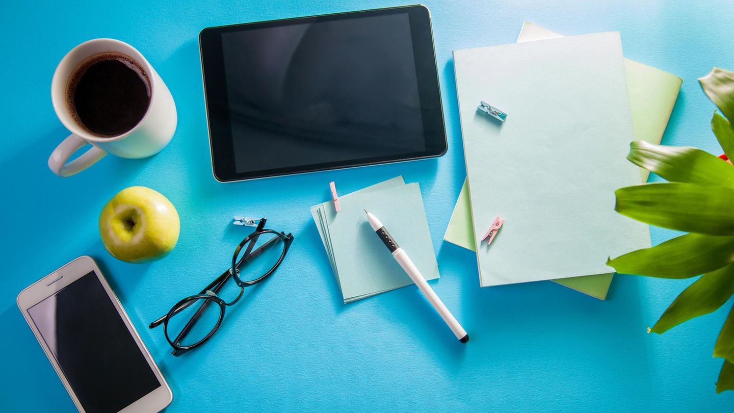 Black Friday Apple Deals: verschiedene Apple Devices auf einem Schreibtisch