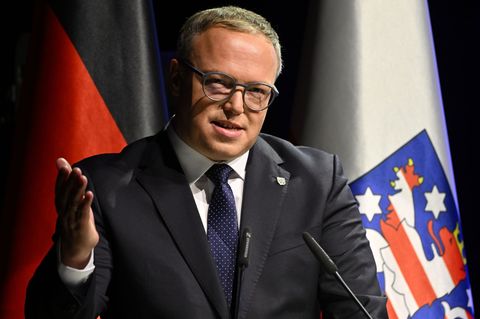 Thüringens Ministerpräsident Mario Voigt (CDU) erinnert daran, wie jüdisches Leben seit mehr als 900 Jahren den Freistaat Thürin