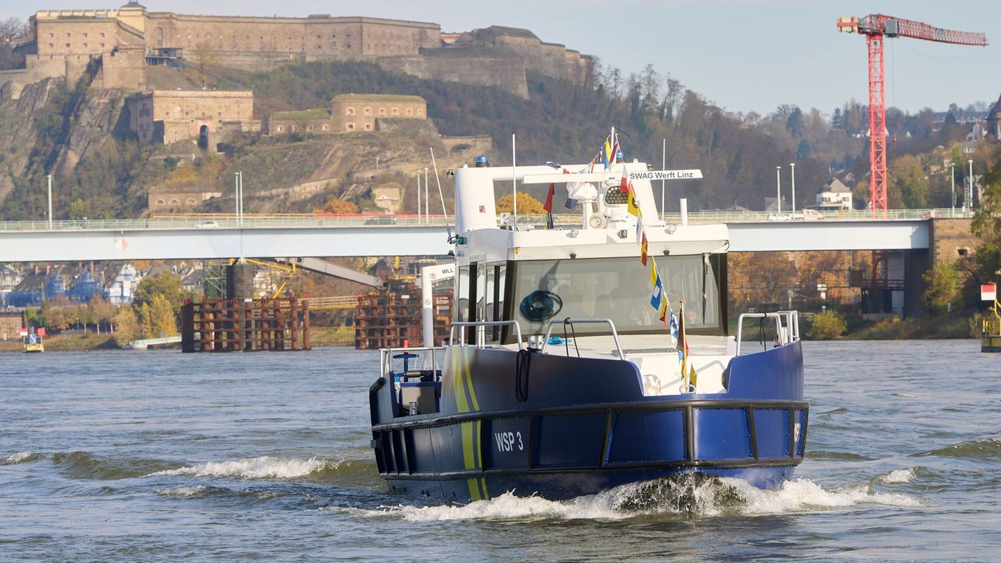 Bei der ersten Fahrt nach der Taufe war auch Innenminister Ebling an Bord. Foto: Thomas Frey/dpa