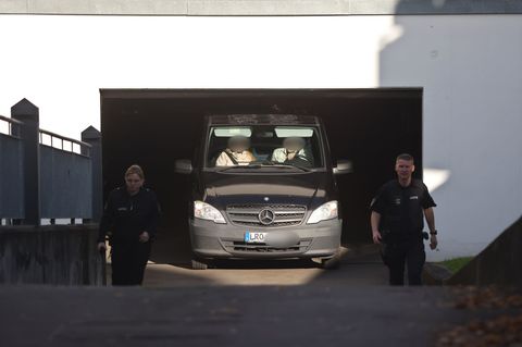 Im Amtsgericht Rostock wurde der Verdächtigen der Haftbefehl verlesen. Danach verließ ein Fahrzeug die Tiefgarage. Foto: Danny G