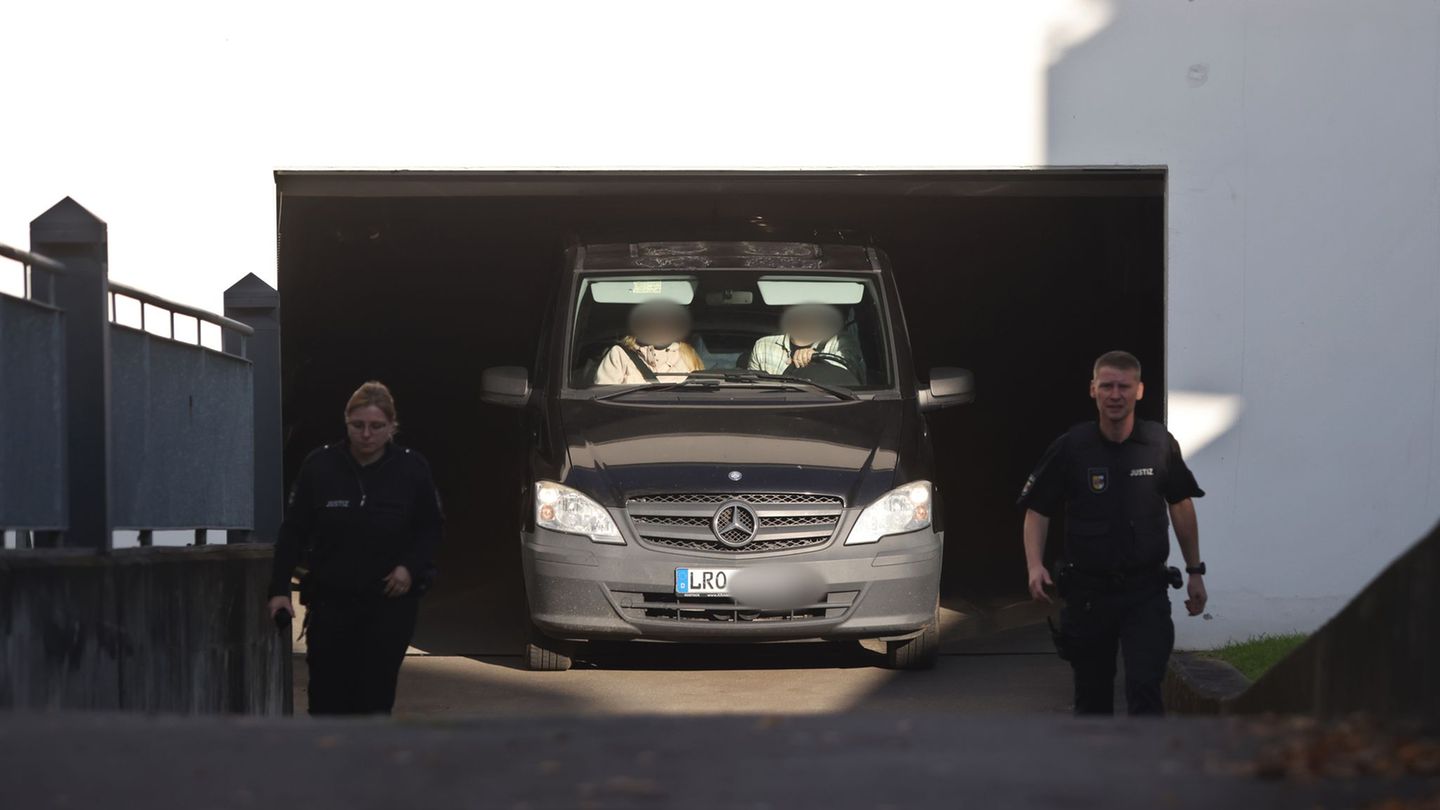Im Amtsgericht Rostock wurde der Verdächtigen der Haftbefehl verlesen. Danach verließ ein Fahrzeug die Tiefgarage. Foto: Danny G