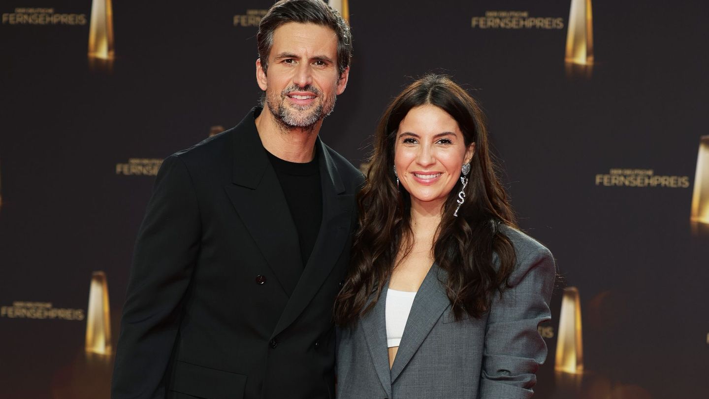 Tom Beck und Chryssanthi Kavazi gehörten 2023 zu den Stars auf dem roten Teppich des Deutschen Fernsehpreises.