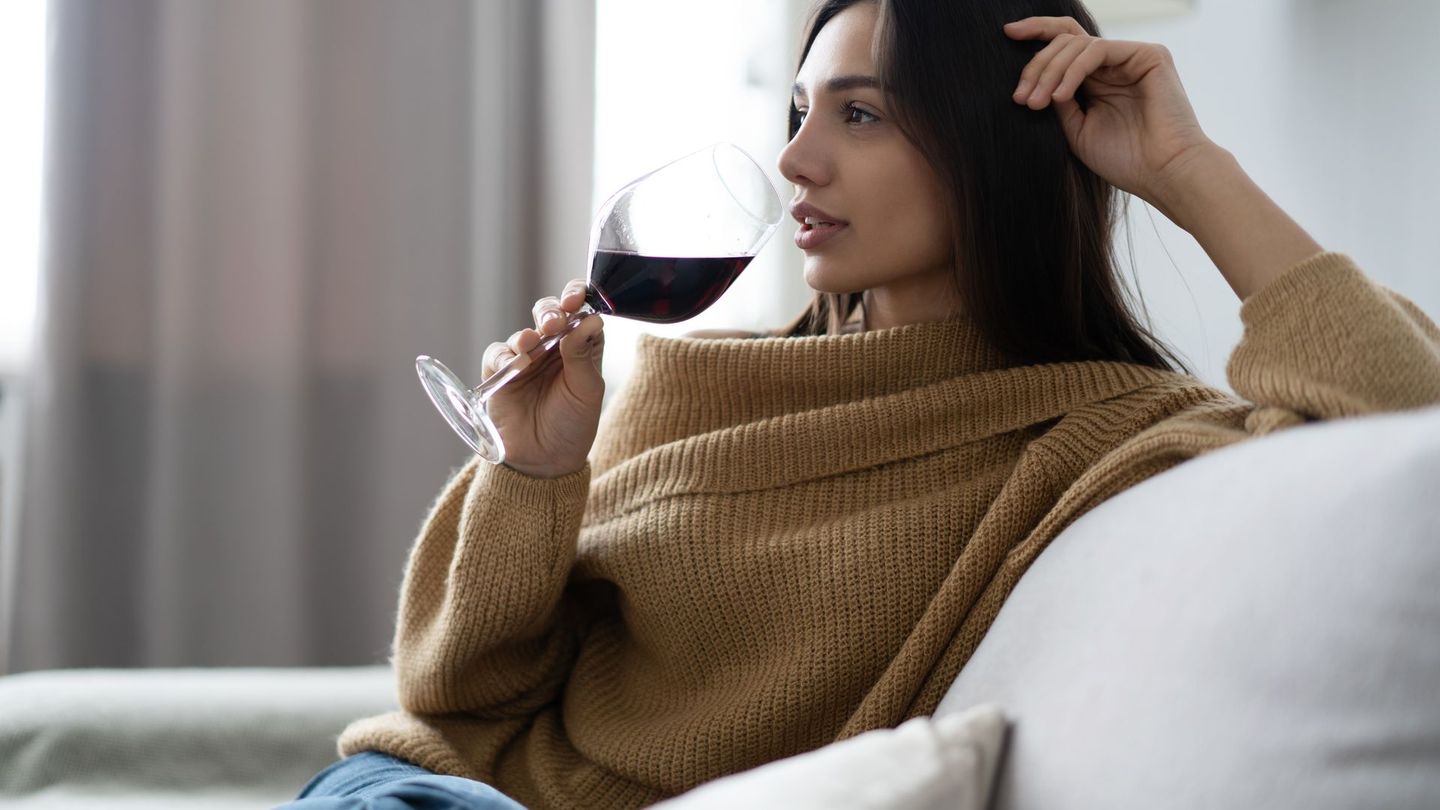 Das eine oder andere Glas Wein am Abend kann das Risiko für Hirnblutungen erhöhen.