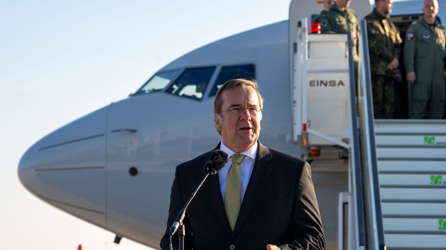 Das neue Marine-Aufklärungsflugzeug Boeing P8-A Poseidon landete nach einer Überführung aus den USA in Berlin und wurde von Vert