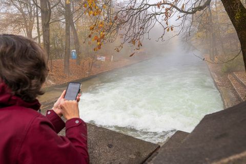 Statt einer Welle ist nur noch ein schäumender Wasserteppich zu sehen. Foto: Peter Kneffel/dpa