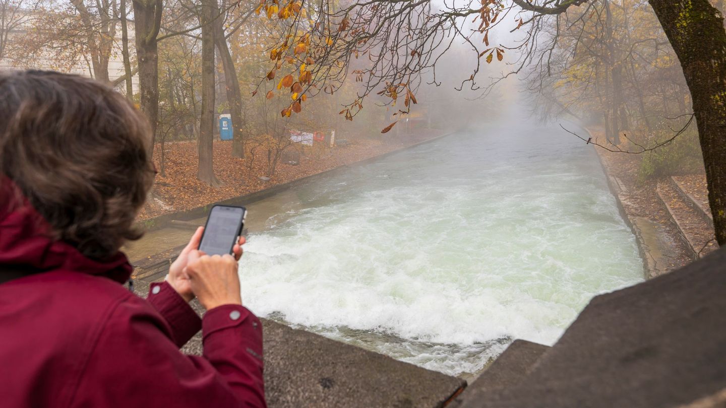 Statt einer Welle ist nur noch ein schäumender Wasserteppich zu sehen. Foto: Peter Kneffel/dpa