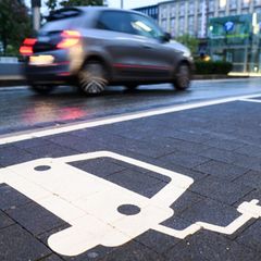 Von E-Autos halten die Deutschen laut einer aktuellen Umfrage des Meinungsforschungsinstituts Yougov wenig