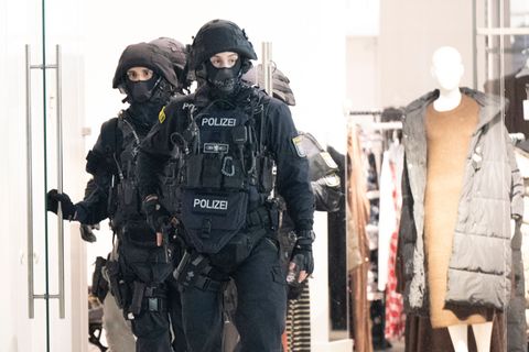 Schwer bewaffnete Polizisten durchkämmten am Samstag das Nordwestzentrum in Frankfurt. (Archivbild) Foto: Boris Roessler/dpa