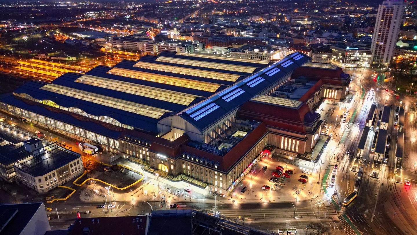 Am Leipziger Hauptbahnhof gilt an Wochenenden ein Verbot von Messern. (Archivbild) Foto: Jan Woitas/dpa