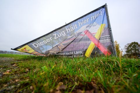 Im Heidekreis richten sich Bürgerinitiativen gegen eine neue ICE-Trasse. Foto: Philipp Schulze/dpa