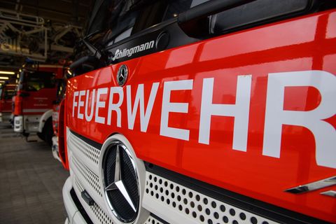 In Grünstädtel stehen zwei Scheunen im Vollbrand. Die Feuerwehr versucht, ein angrenzendes Wohnhaus zu schützen. (Symbolbild) Fo