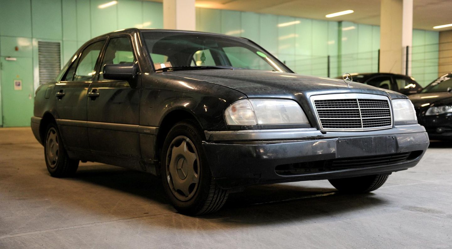 Schwarzer Mercedes bei der Polizei