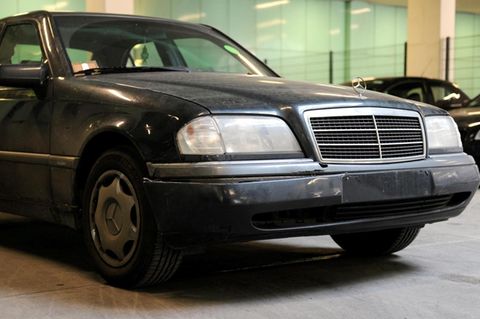 Schwarzer Mercedes bei der Polizei