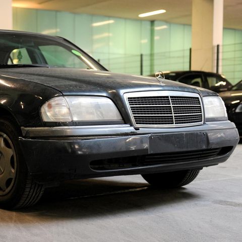 Schwarzer Mercedes bei der Polizei