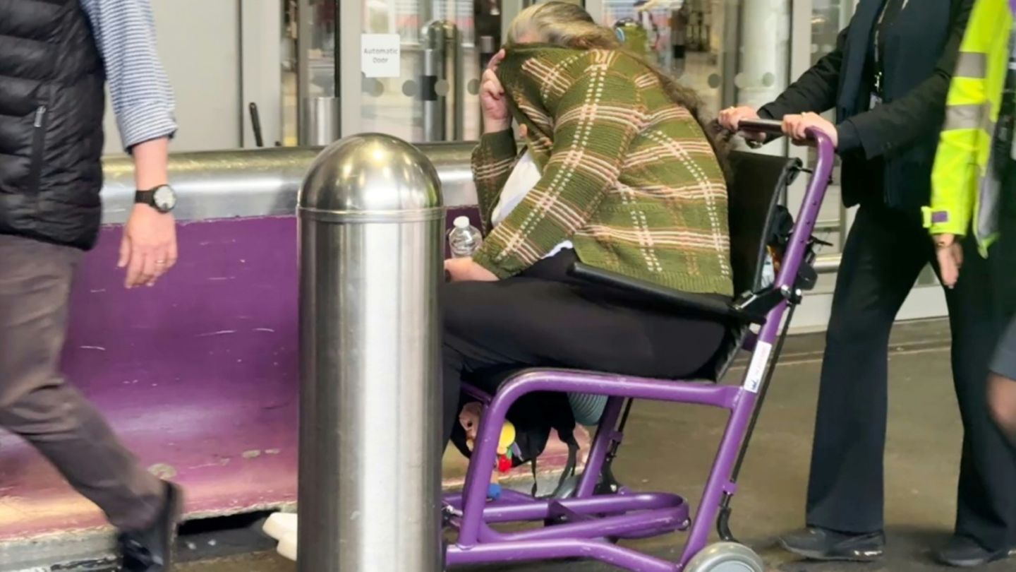 Lindsay Sandiford nach Landung in London