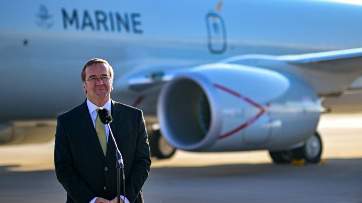 Pistorius vor einem Marine-Flugzeug vom Typ P-8A Poseidon