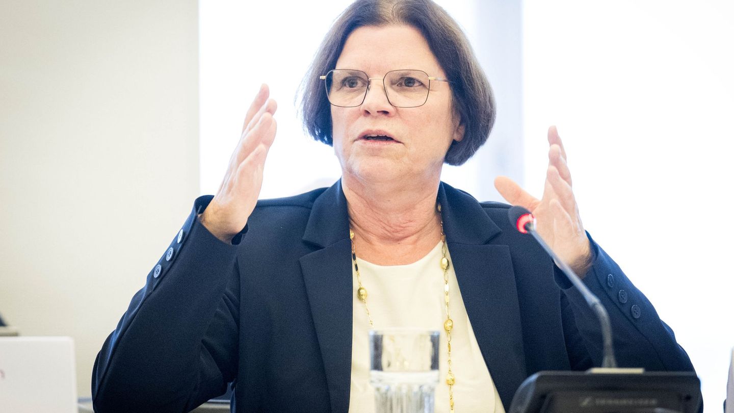 Die Wirtschaftssenatorin wehrt sich gegen die Vorwürfe der Opposition. Foto: Sina Schuldt/dpa