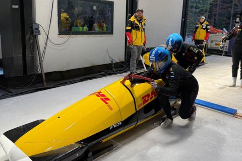 Peking-Olympiasiegerin Laura Nolte (vorne) startet ihren Zweierbob mit Anschieberin Deborah Levi (hinten) auf der neuen Olympia-