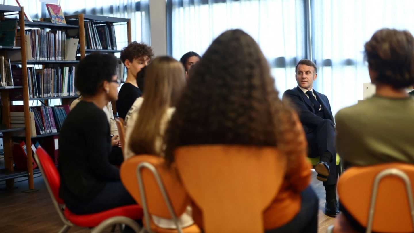 Emmanuel Macron mit Schülerinnen und Schülern