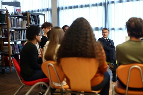 Emmanuel Macron mit Schülerinnen und Schülern