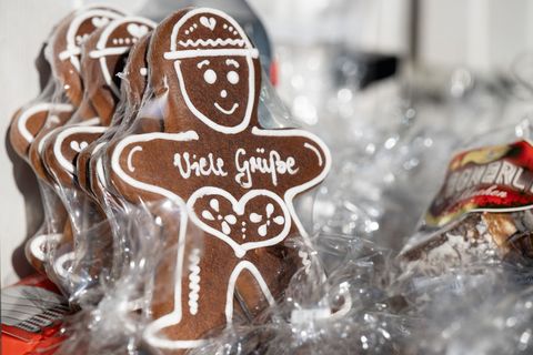 Mehr als 100 Händler und Handwerksbetriebe präsentieren sich bis Sonntag auf dem Pulsnitzer Pfefferkuchenmarkt. Foto: Sebastian