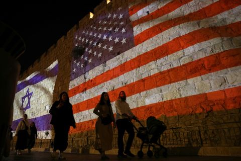 Eine Projektion von Flaggen in Jerusalem