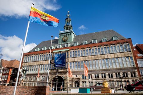 Die Stadtverwaltung in Emden zieht personelle Konsequenzen nach Ermittlungen gegen vier ihrer Mitarbeiter wegen des Verdachts de