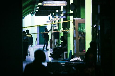 Polizisten ermitteln an der Schule in Jakarta