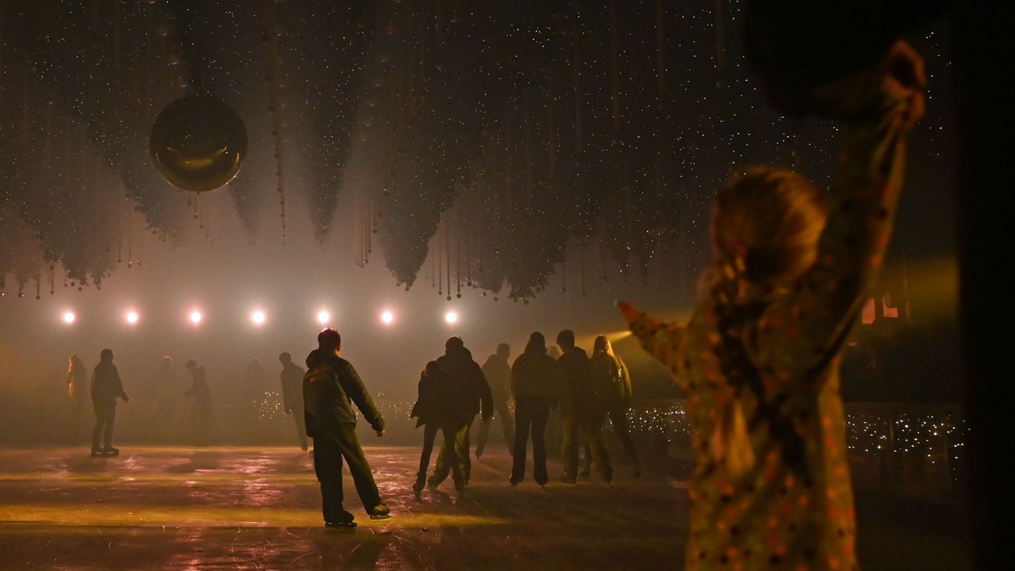 "Dark Matter" in Berlin: Neue Ausstellung: Unter Lichtkunst Schlittschuh fahren