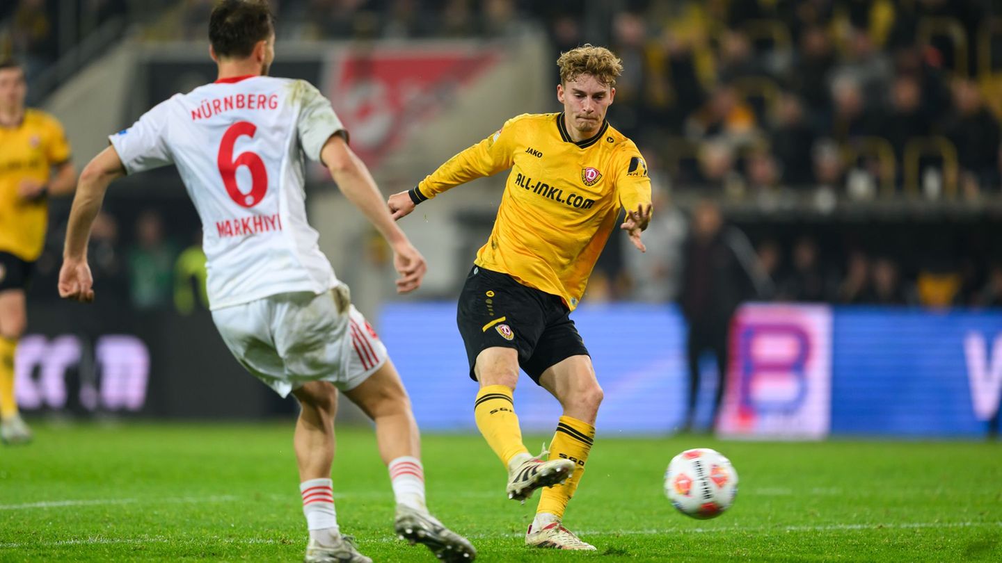 Dominik Kother (r, Dynamo Dresden) erzielt das Tor zum 1:1. Foto: Robert Michael/dpa