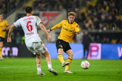 Dominik Kother (r, Dynamo Dresden) erzielt das Tor zum 1:1. Foto: Robert Michael/dpa