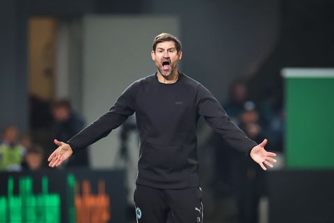 Fürths Trainer Thomas Kleine in Aktion am Spielfeldrand. Foto: Daniel Karmann/dpa