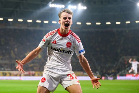 Nürnbergs Außenverteidiger Tim Janisch jubelt ausgelassen nach seinem Siegtor. Foto: Robert Michael/dpa