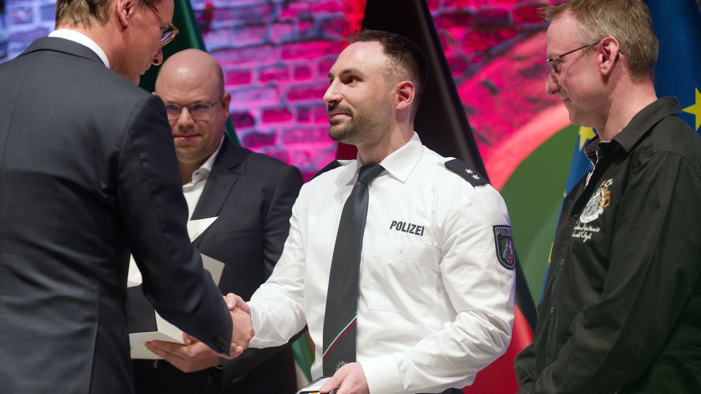 NRW-Ministerpräsident Hendrik Wüst (CDU) zeichnet Einsatzkräfte mit der Rettungsmedaille des Landes aus, die im Mai 2023 Opfer e