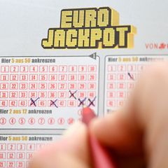Zahlen auf einem Lottoschein für den Eurojackpot werden getippt