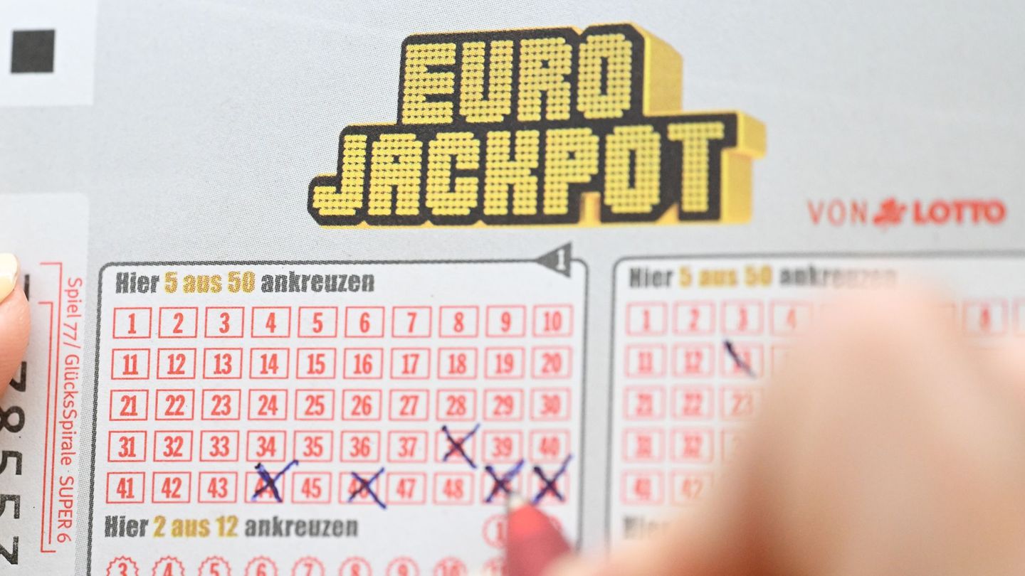 Zahlen auf einem Lottoschein für den Eurojackpot werden getippt