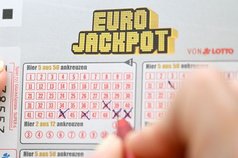 Zahlen auf einem Lottoschein für den Eurojackpot werden getippt