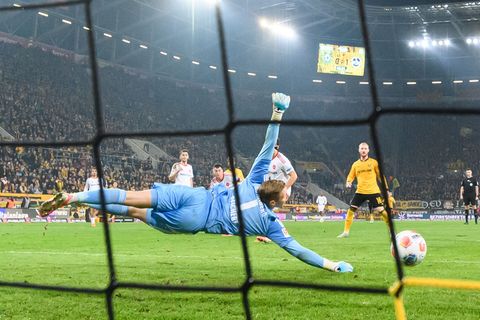 Torwart Jan Reichert (vorne, 1. FC Nürnberg) kann das Tor zum 1:1 nicht verhindern. Foto: Robert Michael/dpa