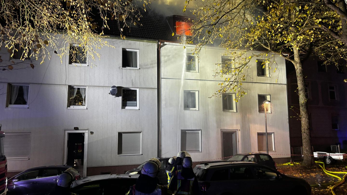 Zwei Menschen erlitten bei dem Brand schwere Rauchgasvergiftungen. Foto: Justin Brosch/dpa