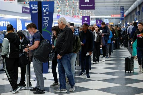 Wartende Reisende am Flughafen in Chicago