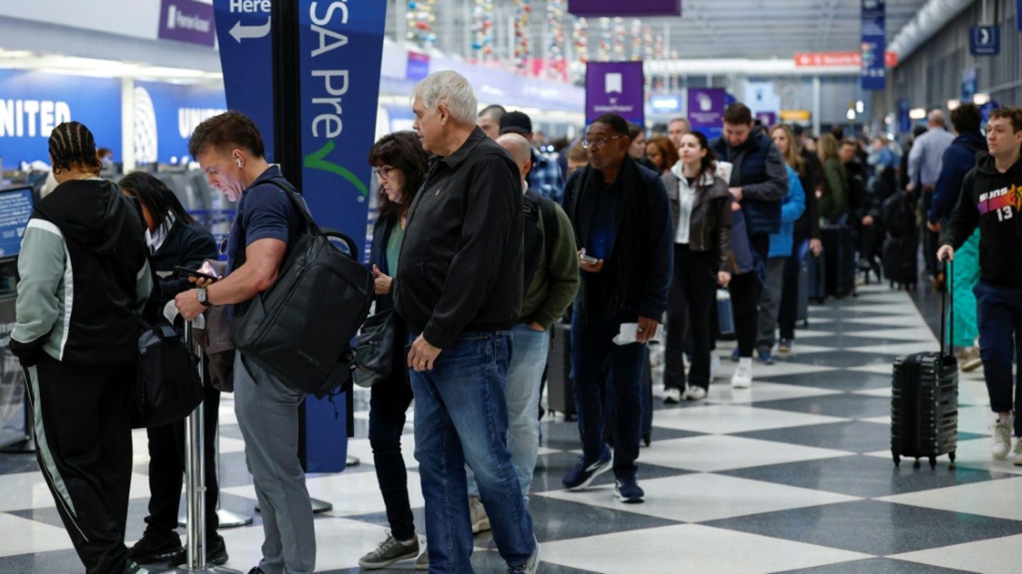 Wartende Reisende am Flughafen in Chicago