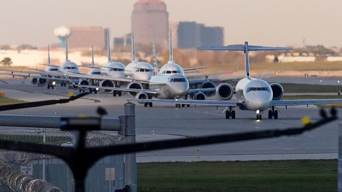 Airlines streichen Hunderte Flüge in den USA Foto: Nam Y. Huh/AP/dpa