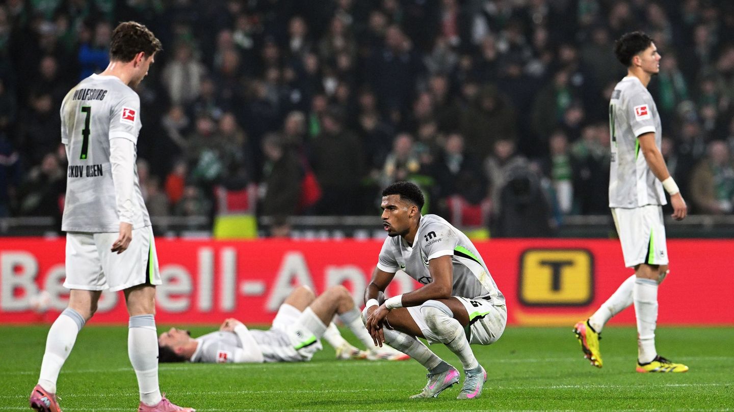 Von späten Gegentoren geschockt: Wolfsburg verliert auch in Bremen. Foto: Carmen Jaspersen/dpa