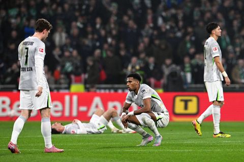Von späten Gegentoren geschockt: Wolfsburg verliert auch in Bremen. Foto: Carmen Jaspersen/dpa